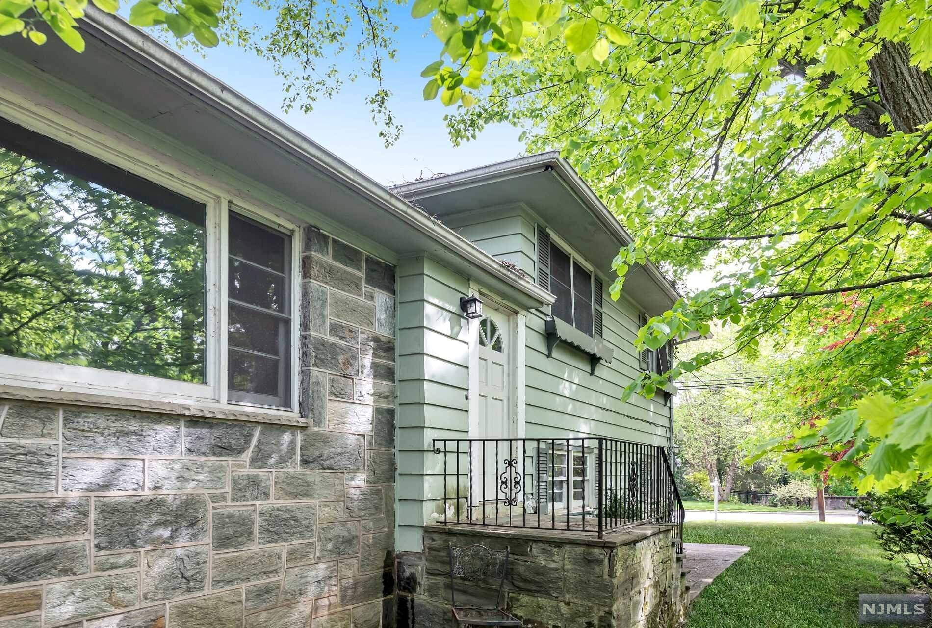 58 Oxford PL, Glen Rock, NJ 07452