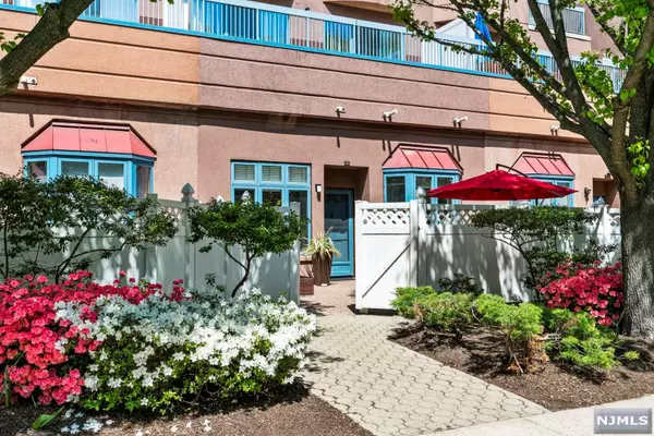 Edgewater, NJ 07020,16 Independence WAY