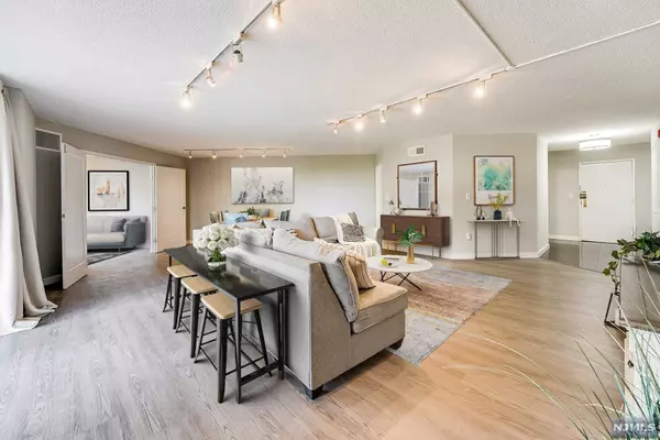 117 Harmon Cove Tower, Secaucus, NJ 07094