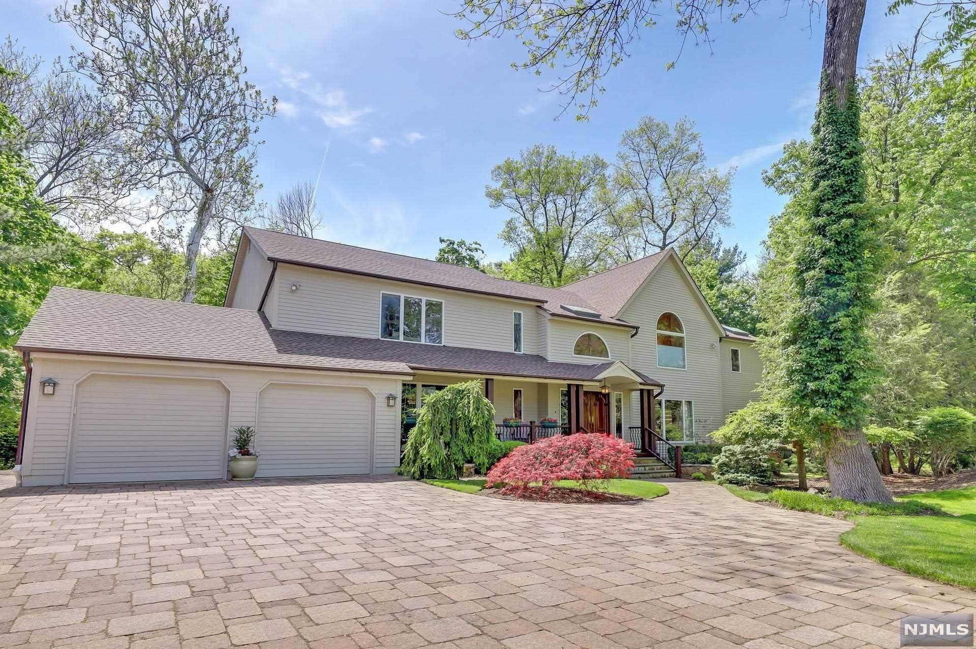 12 Meadows LN, Closter, NJ 07624