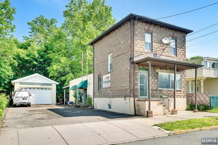 33 Chamberlain AVE, Elmwood Park, NJ 07407