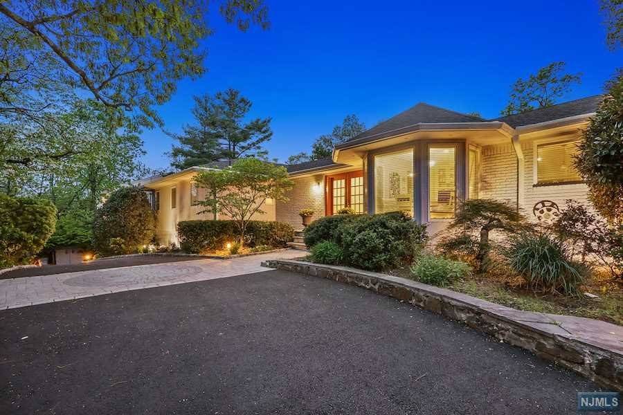 14 Fordham RD, Livingston, NJ 07039
