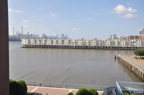 407 Smith CT #407, Edgewater, NJ 07020