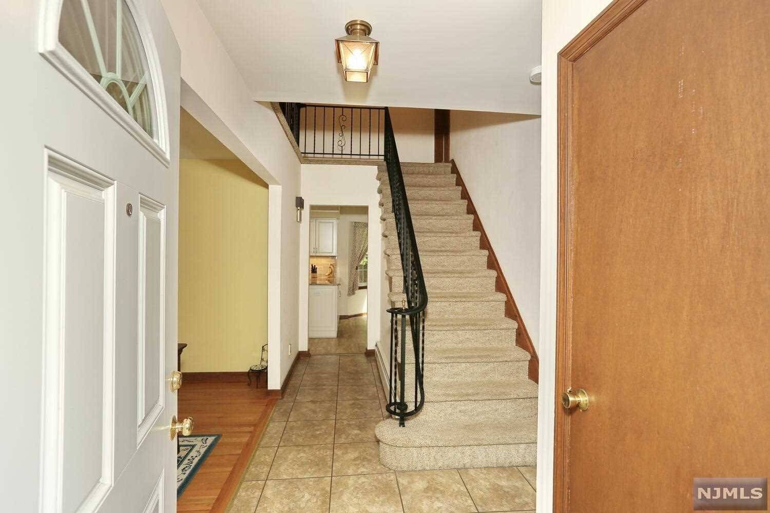 Franklin Lakes, NJ 07417,889 Roberts CT