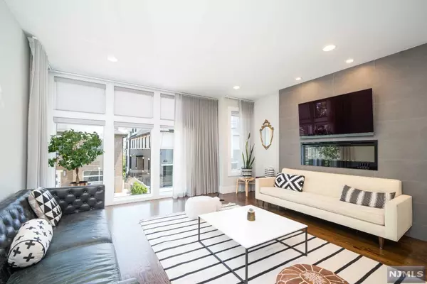 Edgewater, NJ 07020,51 Myrtle AVE #a