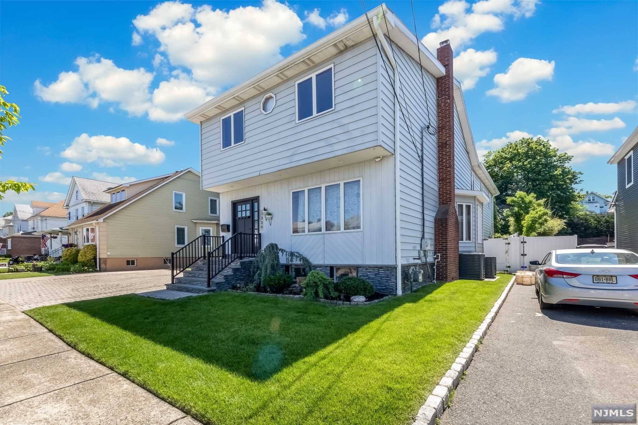 Lyndhurst, NJ 07071,328 Travers PL