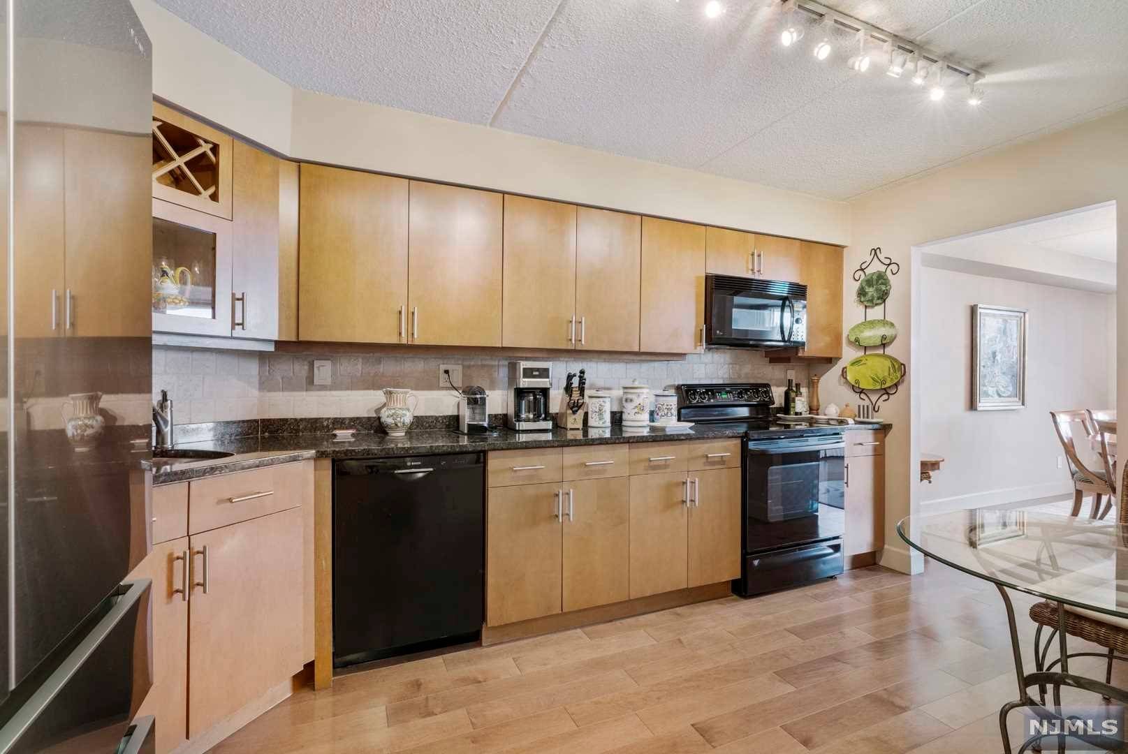 Edgewater, NJ 07020,1077 River RD #303
