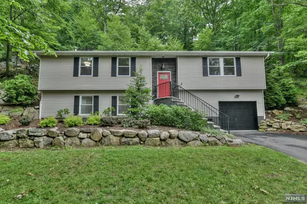 33 Fountain DR, Ringwood, NJ 07456
