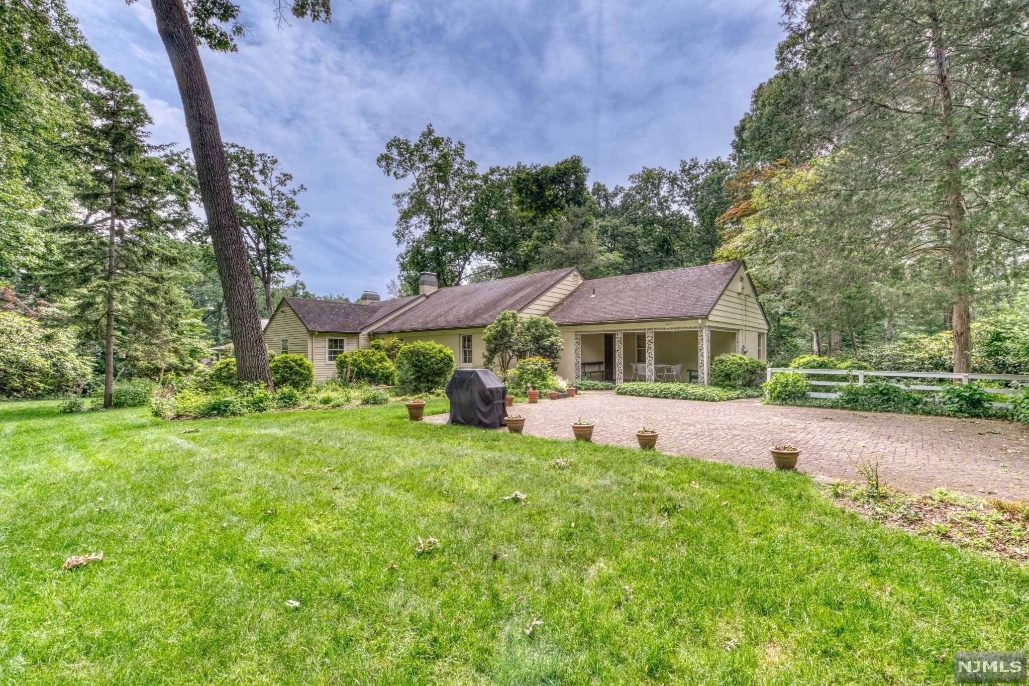 363 Crescent DR, Franklin Lakes, NJ 07417