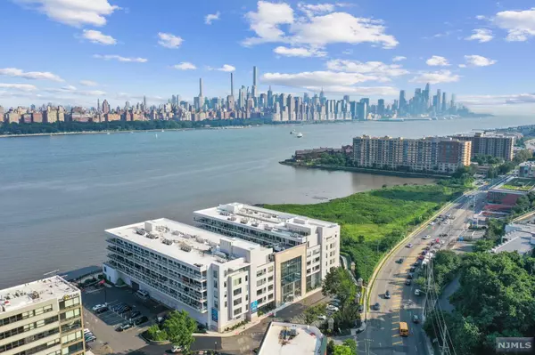 Edgewater, NJ 07020,3 Somerset LN #111