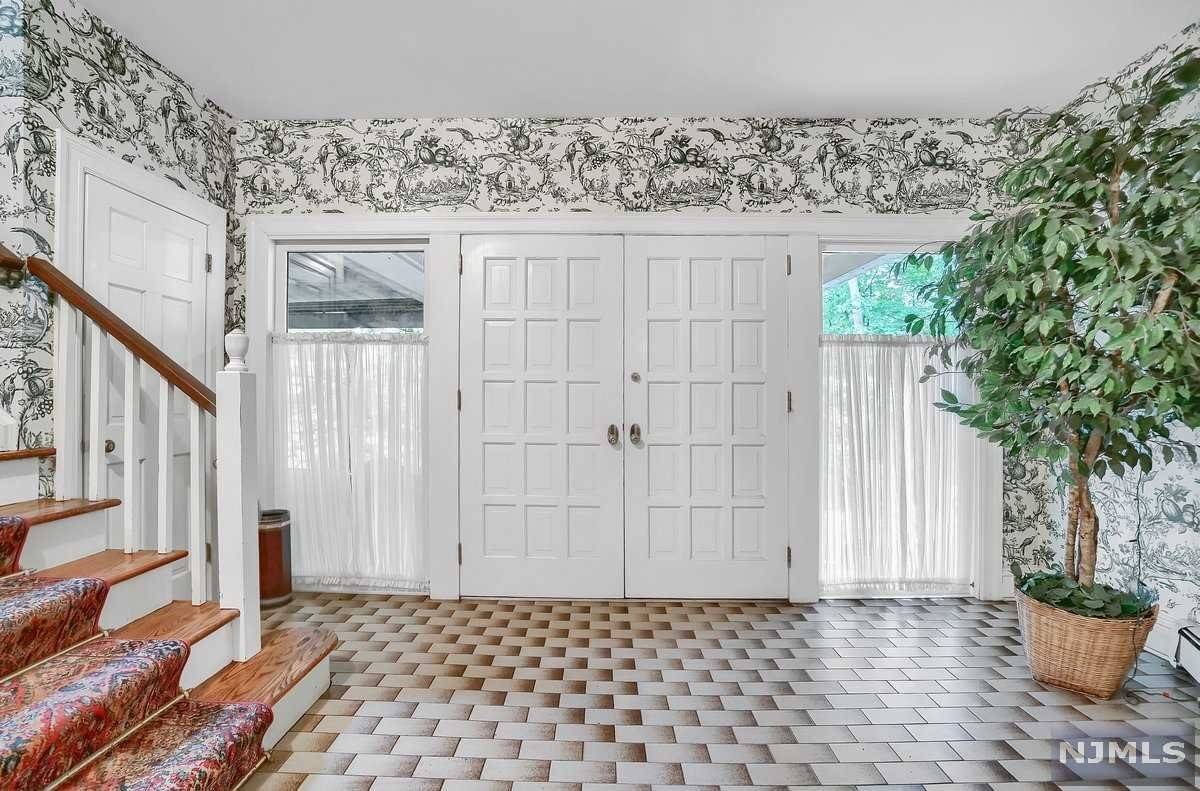 Franklin Lakes, NJ 07417,880 Cherokee LN