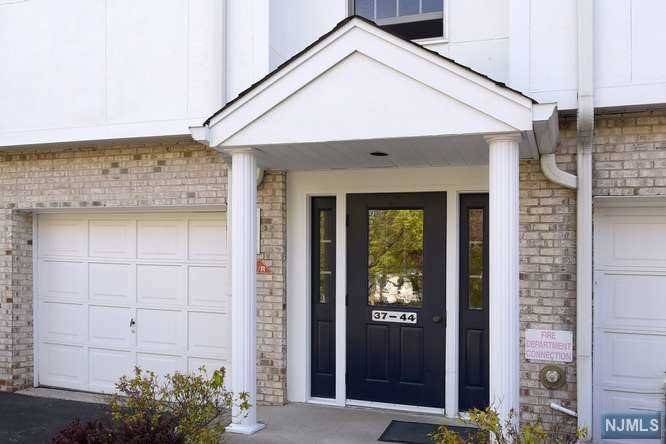 Hillsdale, NJ 07642,40 Colonial Village DR