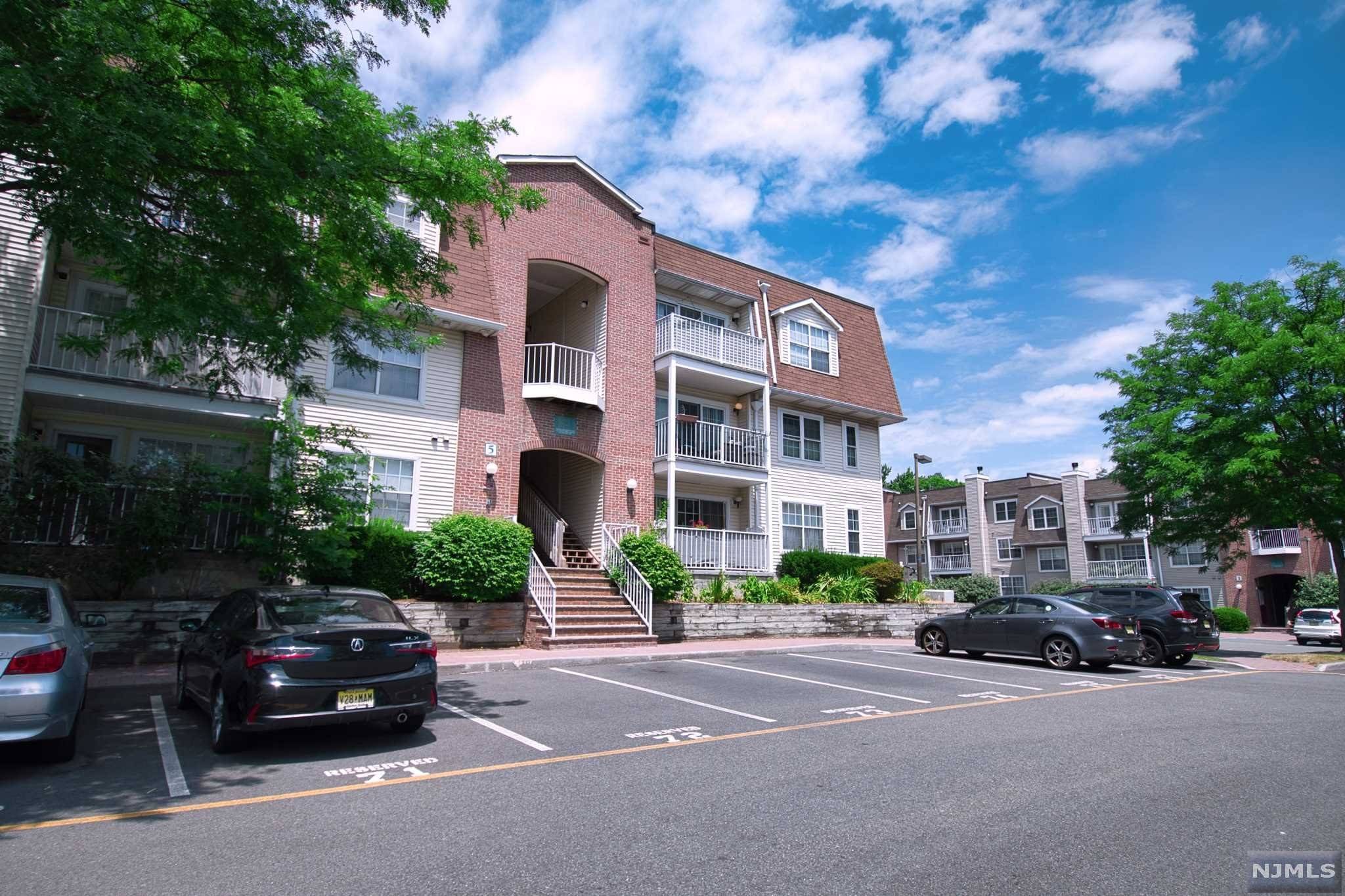 Edgewater, NJ 07020,400 Crown CT #562