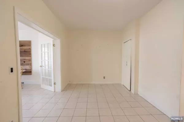 Kearny, NJ 07032,278 Devon ST