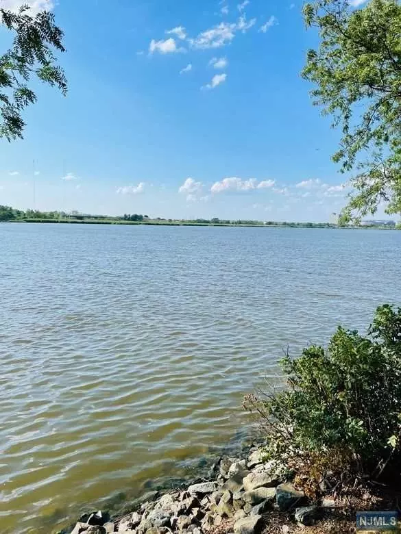 Secaucus, NJ 07094,273 Sunset Key