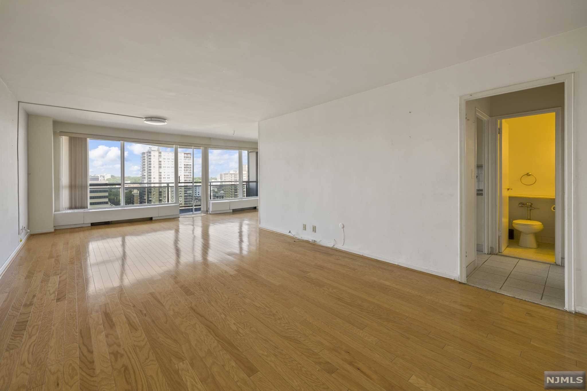 Fort Lee, NJ 07024,2077 Center AVE #14G