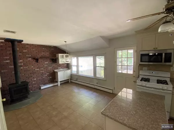 Pequannock Township, NJ 07440,2 Laurel AVE
