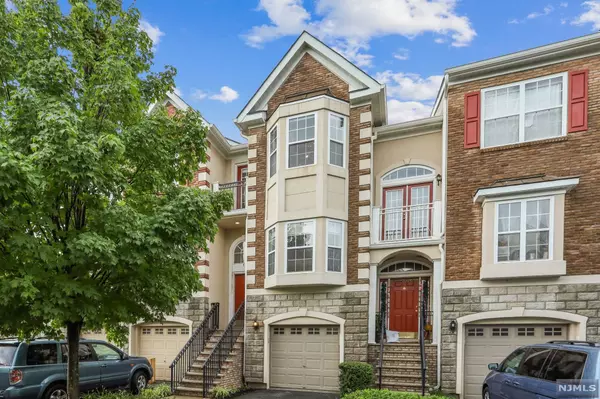 124 Blue Heron DR, Secaucus, NJ 07094