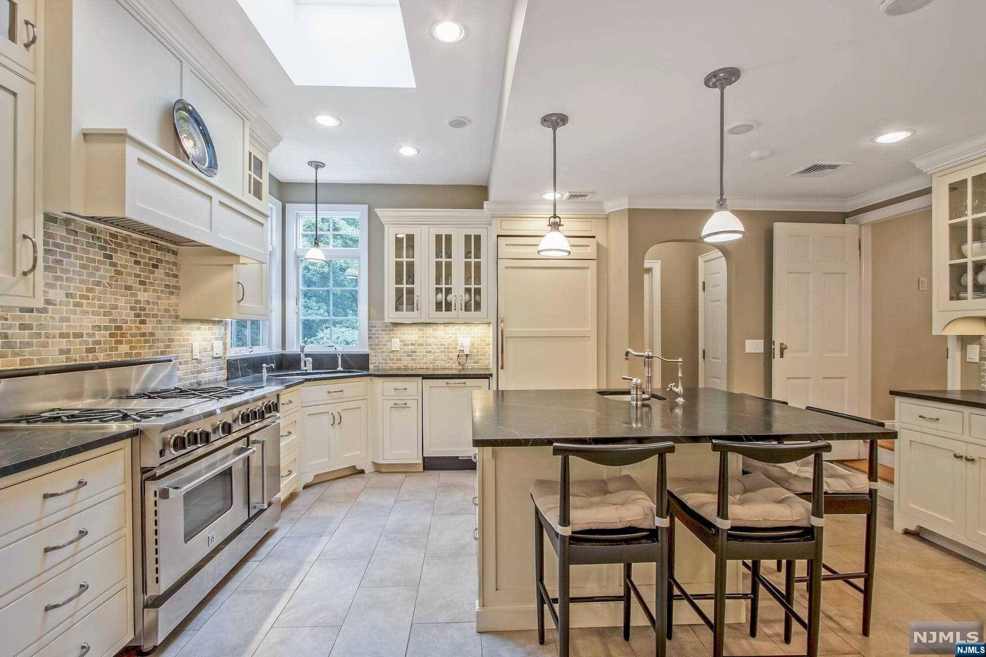 Tenafly, NJ 07670,12 Lawrence Pkwy