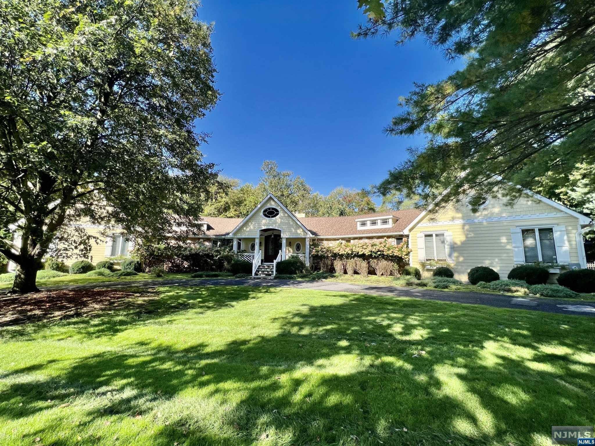 707 Cinnamon LN, Franklin Lakes, NJ 07417