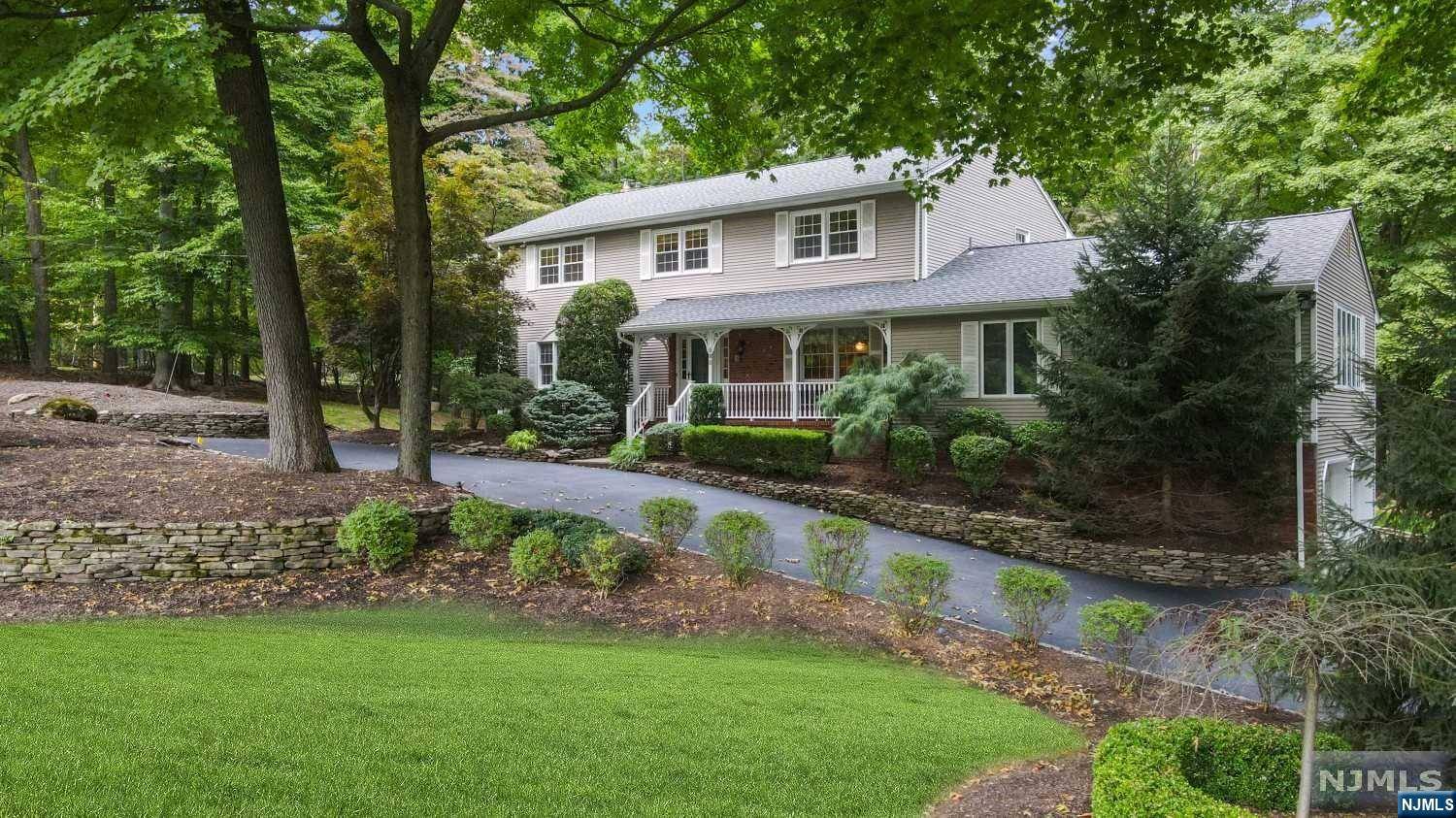 585 Reservoir DR, Franklin Lakes, NJ 07417