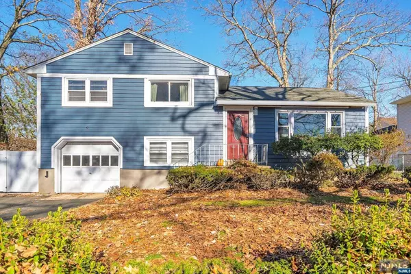 82 Cedar ST, Edison, NJ 08820