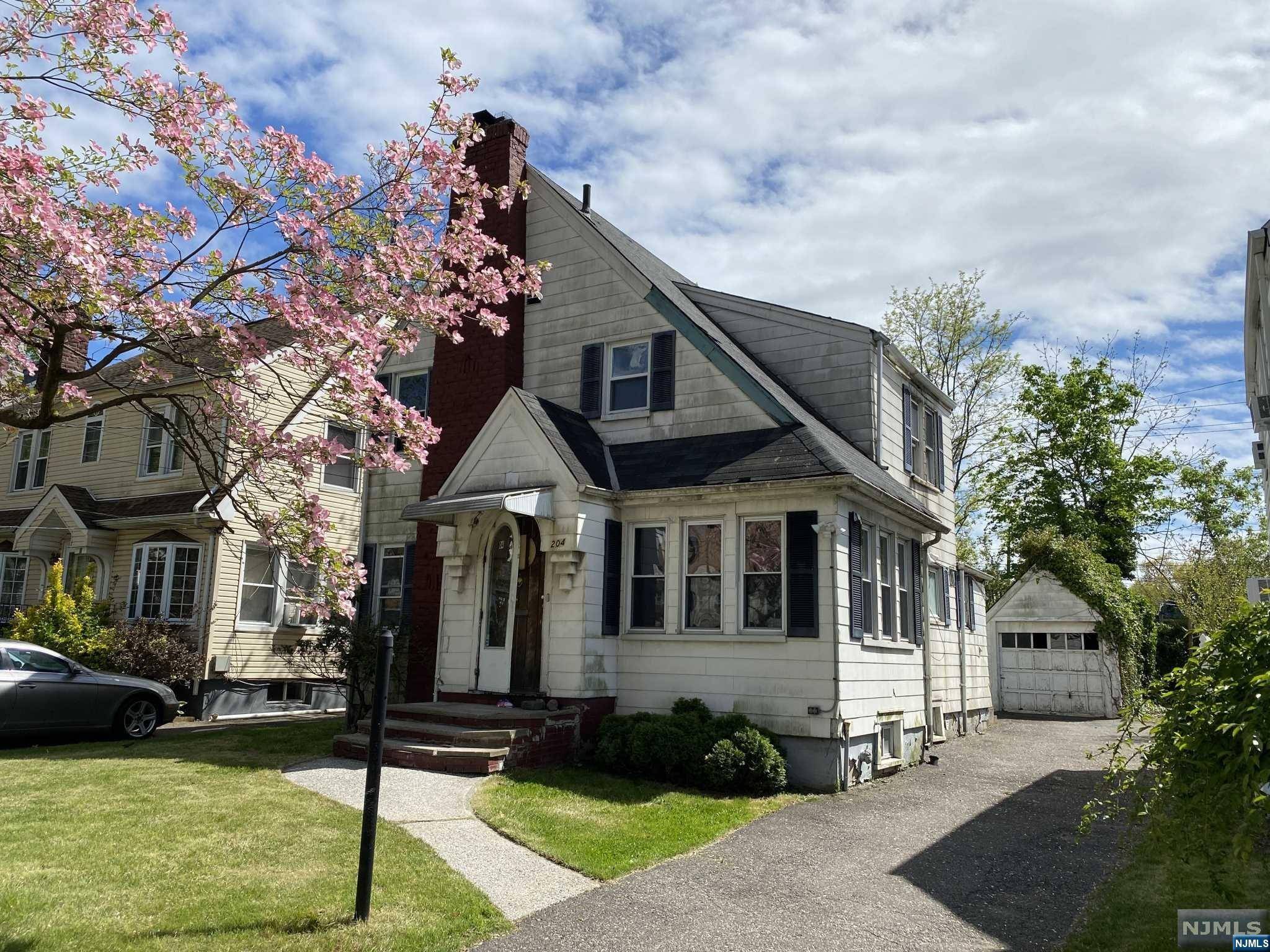 204 Kings CT, Teaneck, NJ 07666