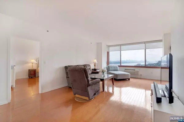 100 Old Palisade RD #2208, Fort Lee, NJ 07024