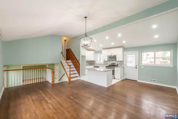 Totowa, NJ 07512,276 Winifred DR