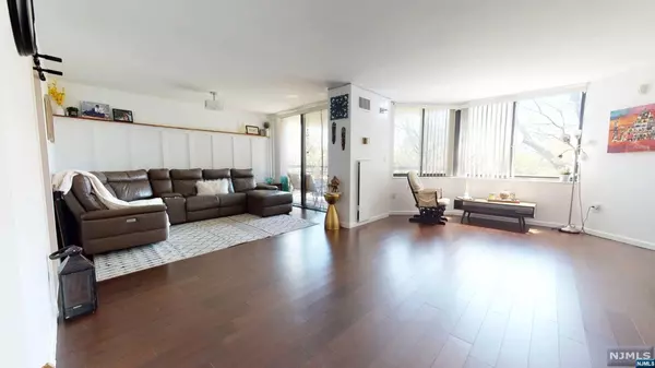 335 Harmon Cove Tower, Secaucus, NJ 07094