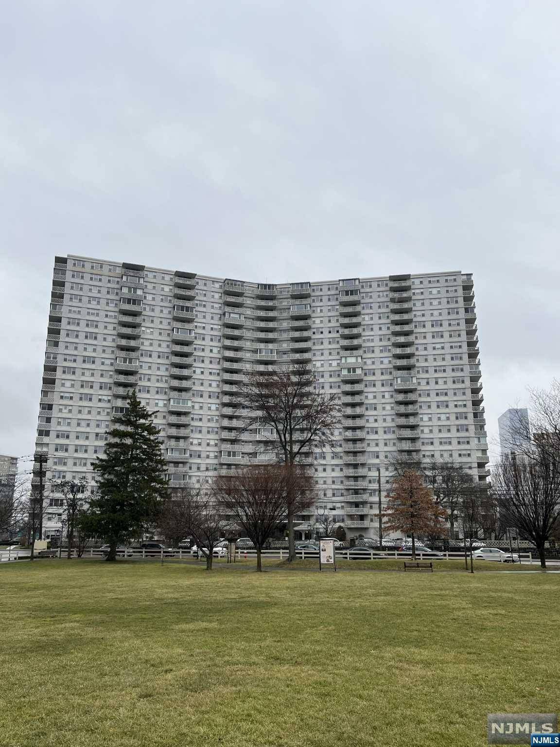 Fort Lee, NJ 07024,2100 Linwood AVE #23J