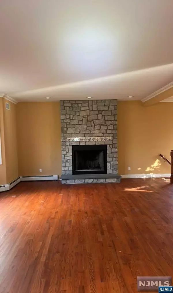 Franklin Lakes, NJ 07417,284 Glen PL