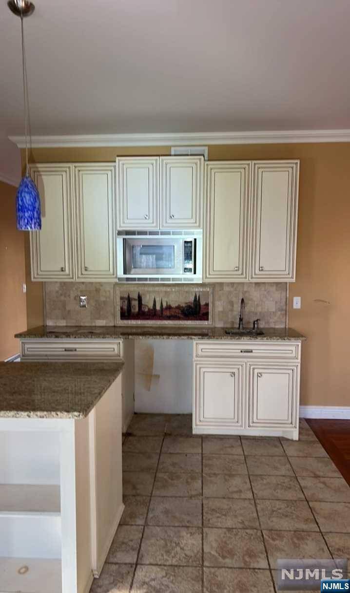 Franklin Lakes, NJ 07417,284 Glen PL
