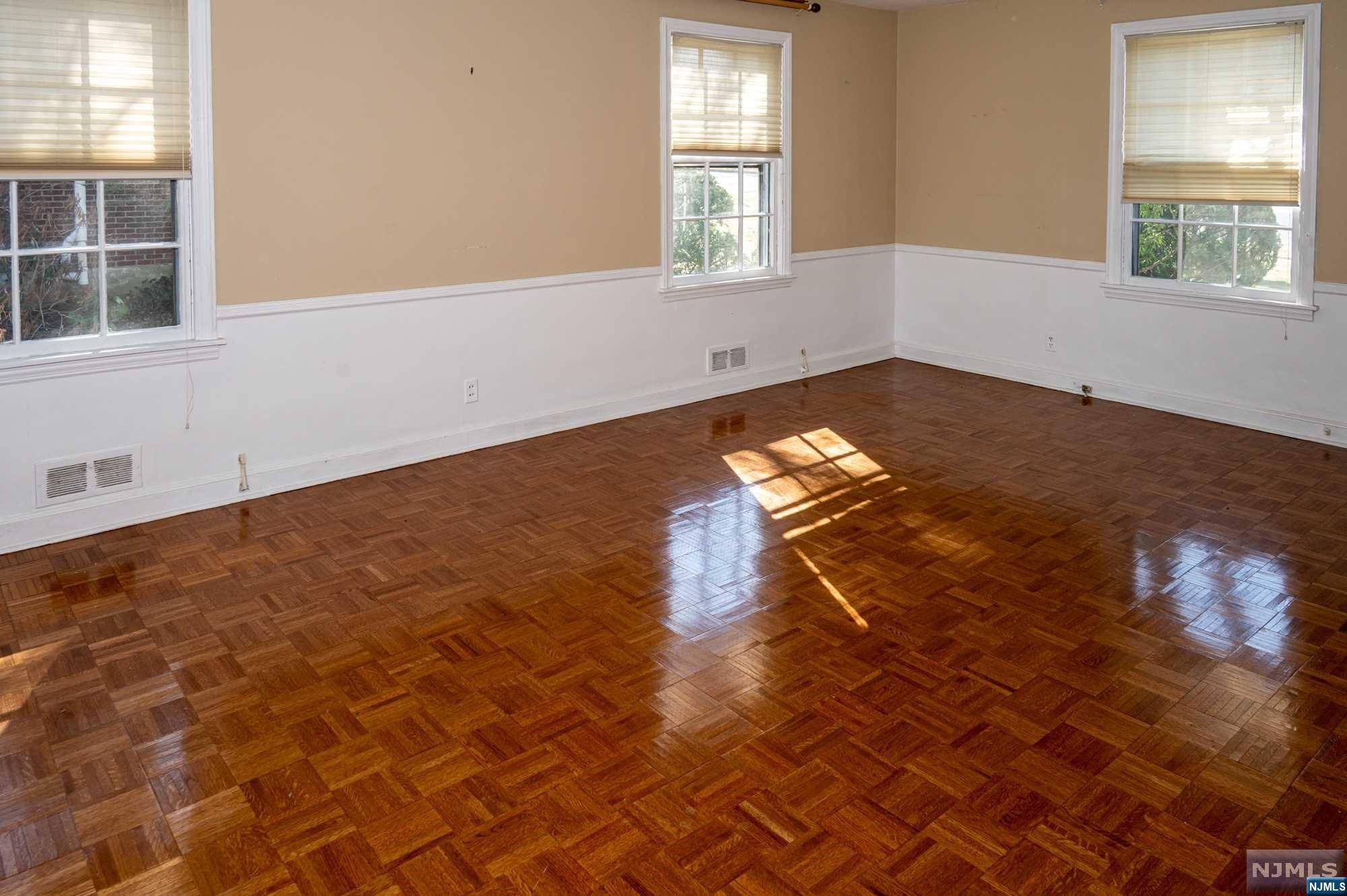Oradell, NJ 07649,84 Prior CT