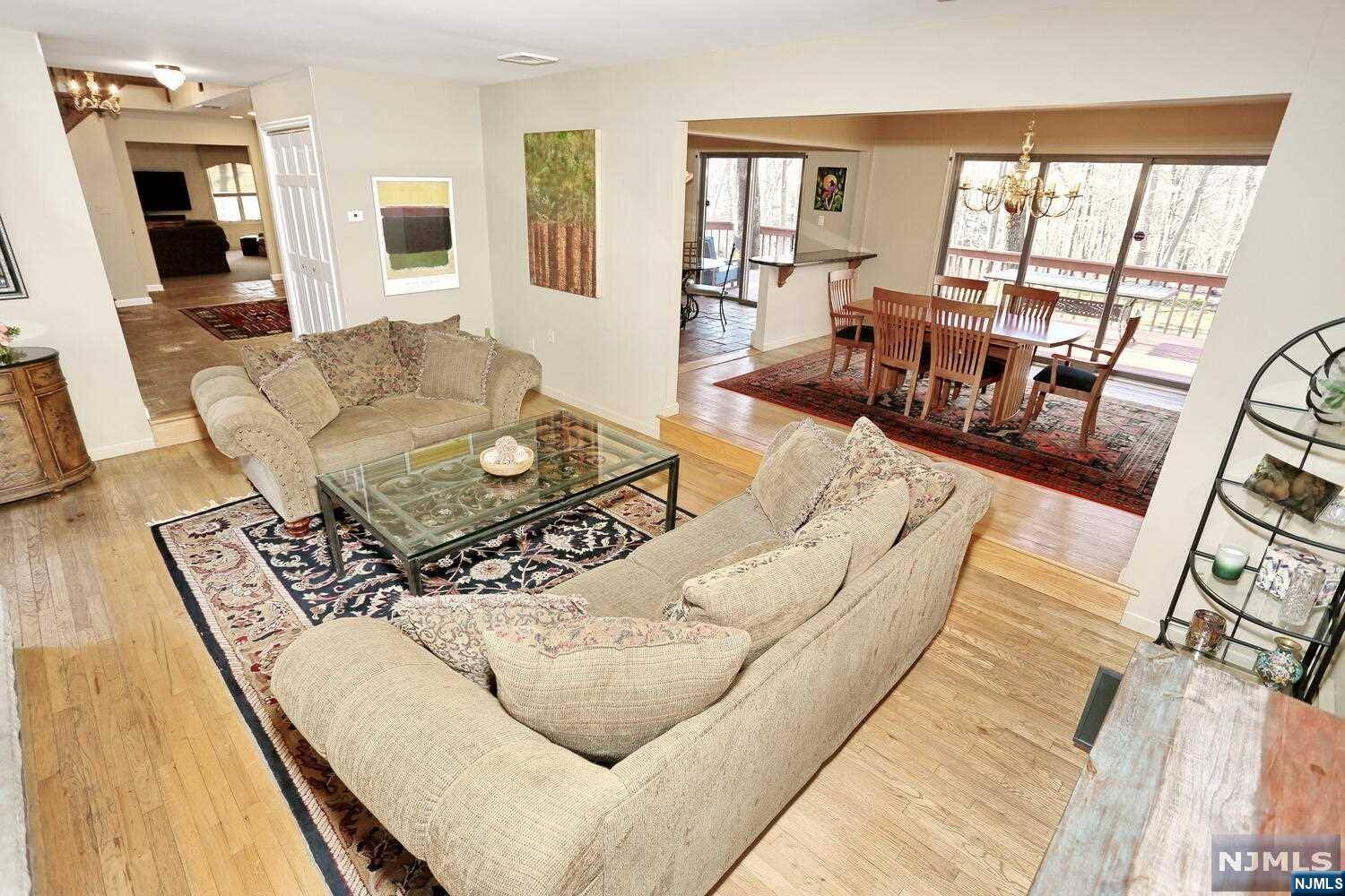 Franklin Lakes, NJ 07417,725 Tall Oaks CT