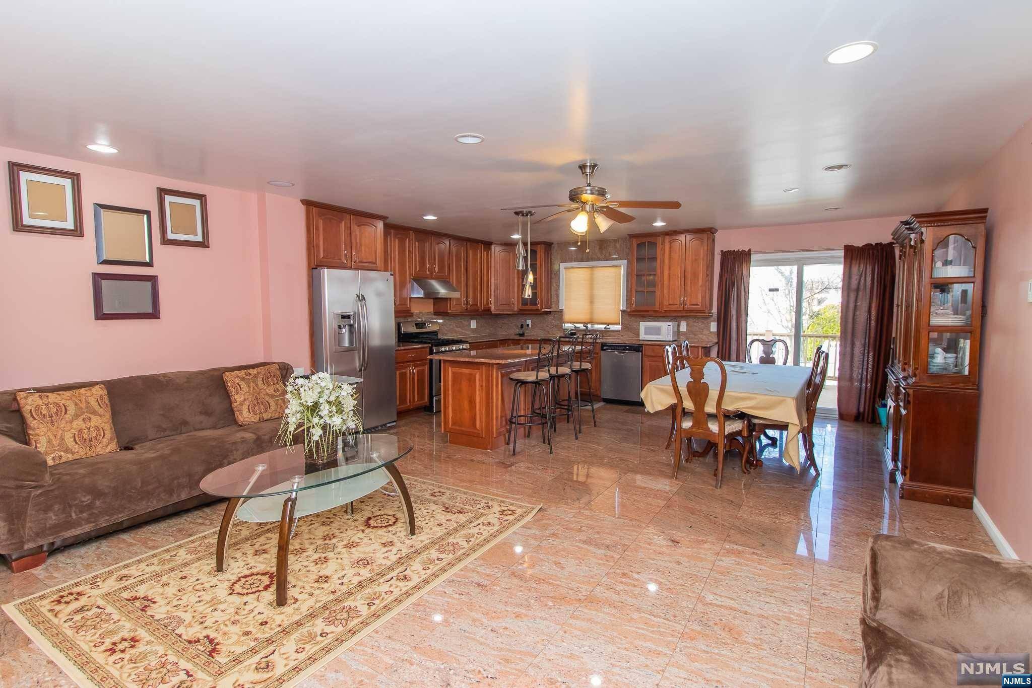 Bergenfield, NJ 07621,195 Highland AVE