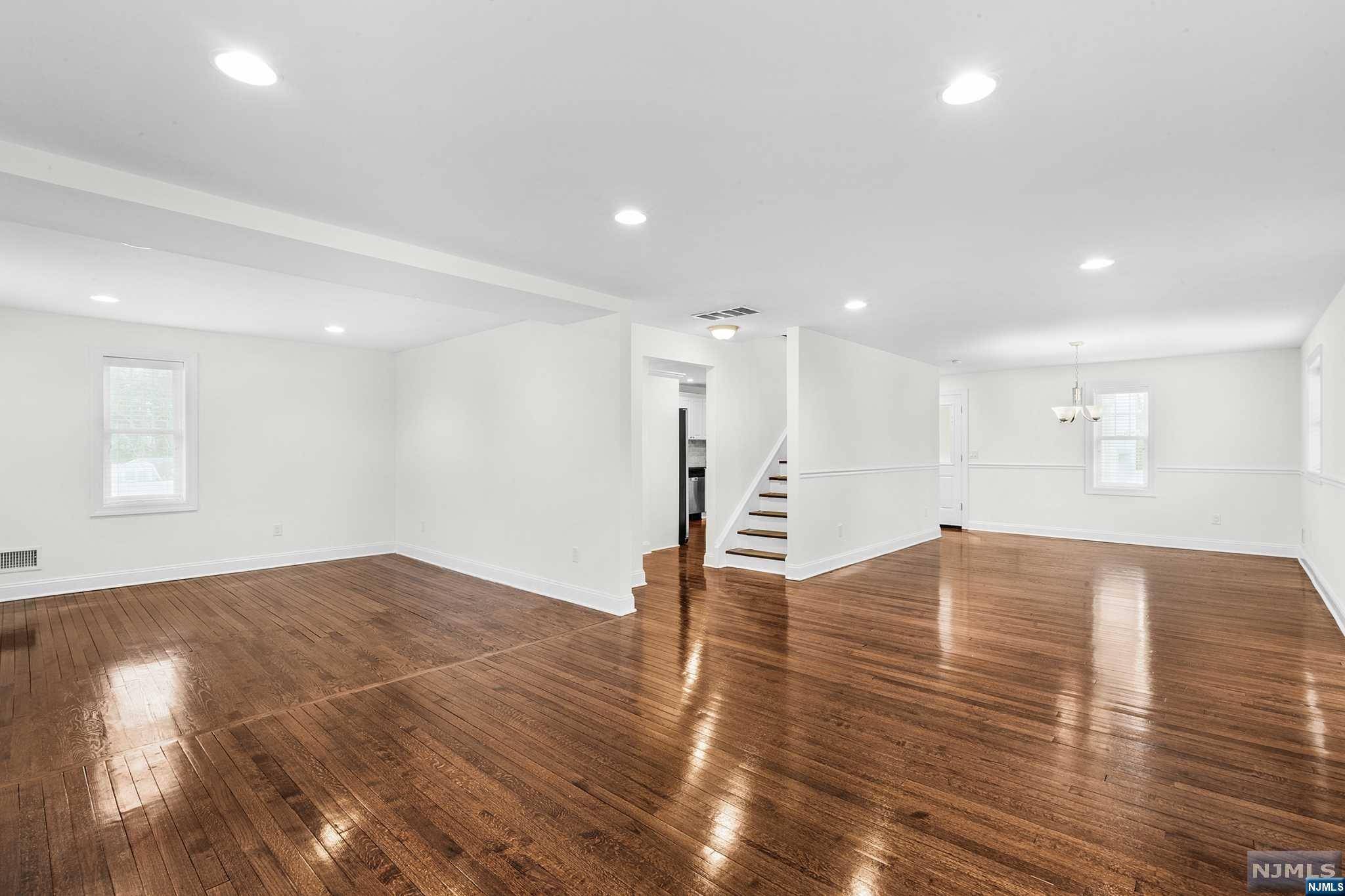 Totowa, NJ 07512,677 Riverview DR
