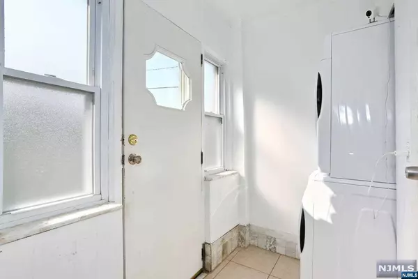 Palisades Park, NJ 07650,245 E Homestead AVE