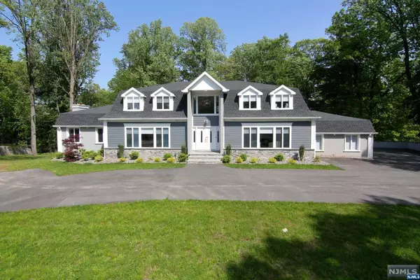 29 Gorga PL, Twp Of Washington, NJ 07676