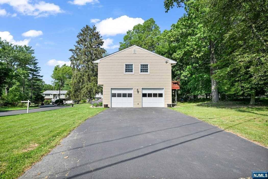 Montvale, NJ 07645,19 Shadow LN