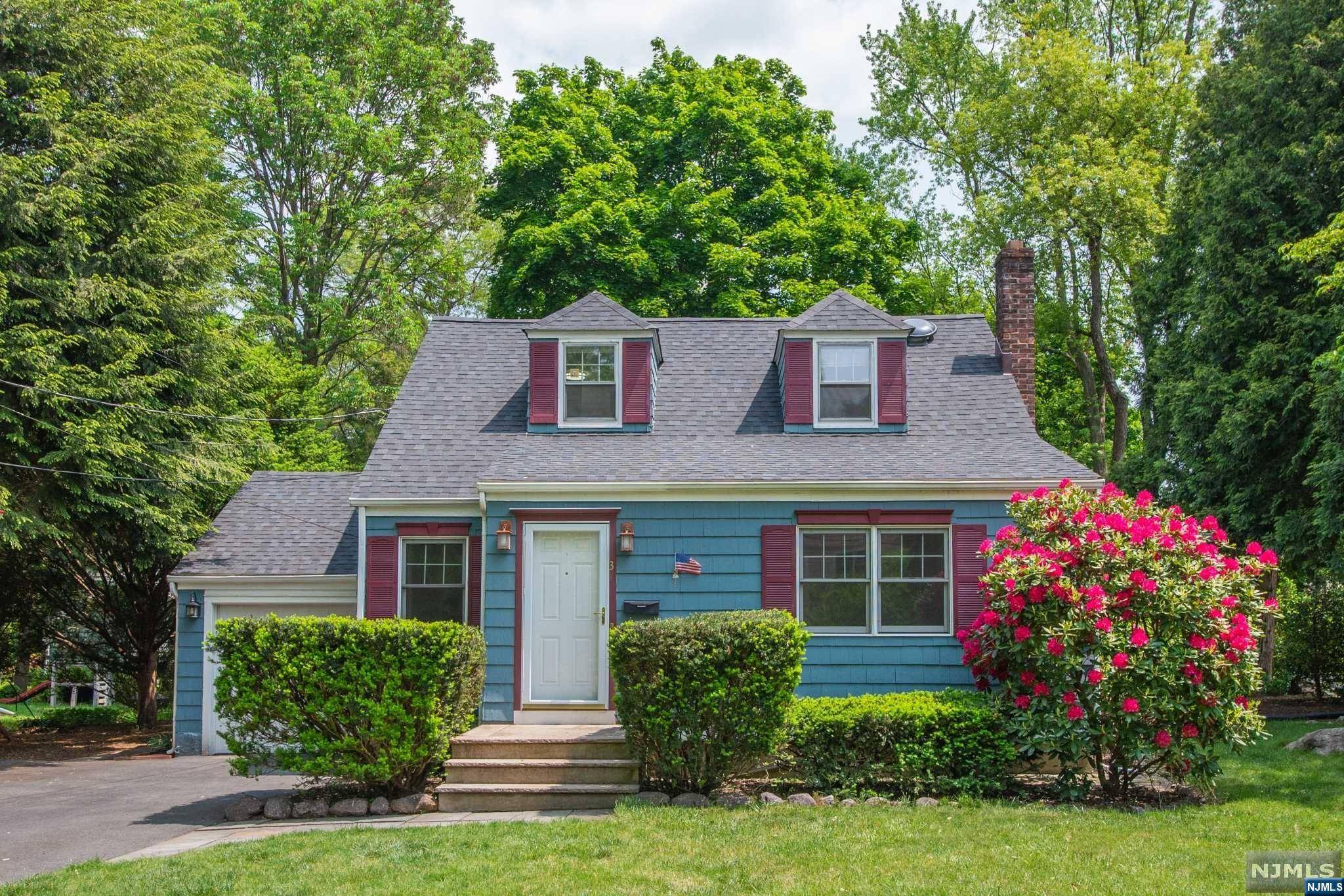3 Center DR, Mountain Lakes Boro, NJ 07046