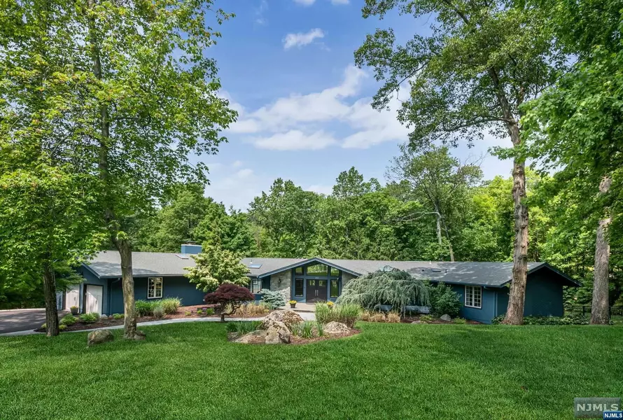422 Saddle Back TRL, Franklin Lakes, NJ 07417