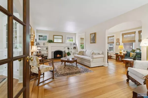 Teaneck, NJ 07666,156 Cherry LN