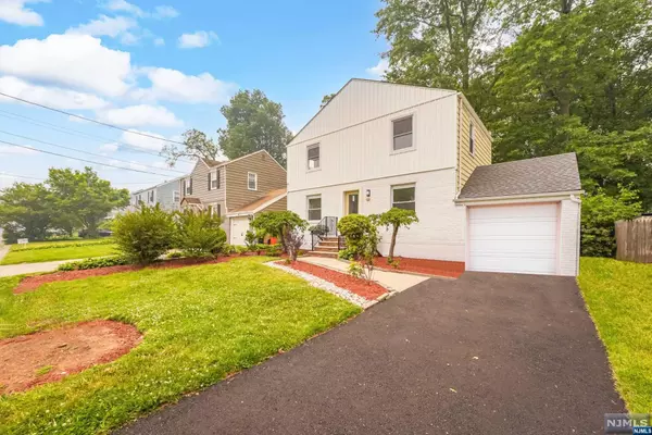 Dumont, NJ 07628,98 Hillcrest DR