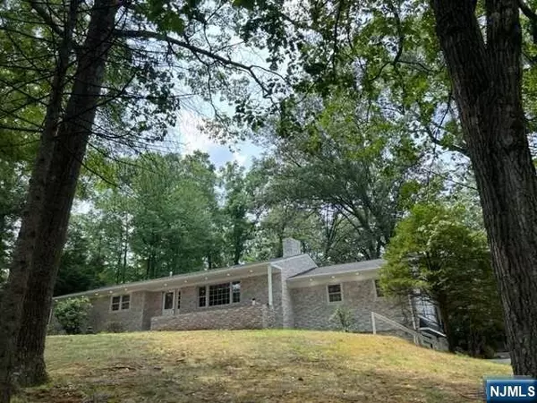 Franklin Lakes, NJ 07417,256 Forest Glen AVE