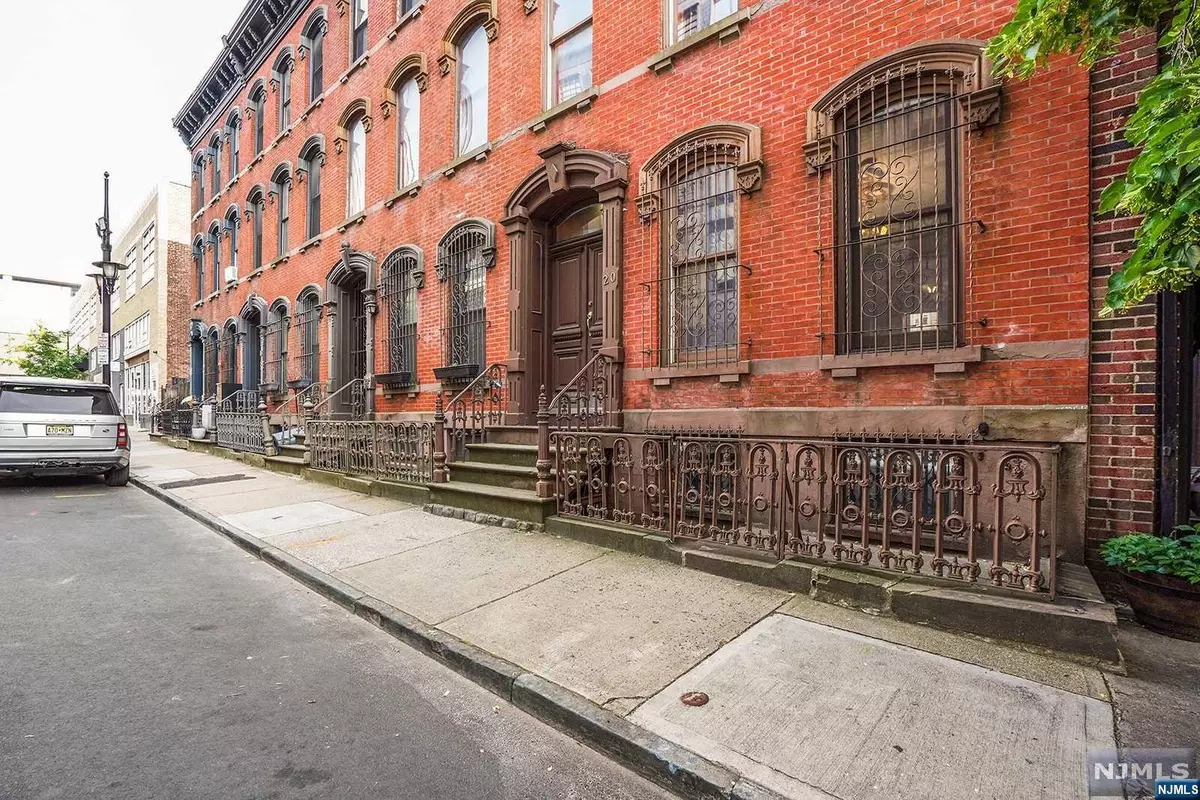 Newark, NJ 07102,20 Linden ST