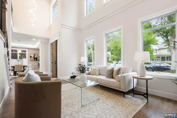 Paramus, NJ 07652,66 Knollwood DR