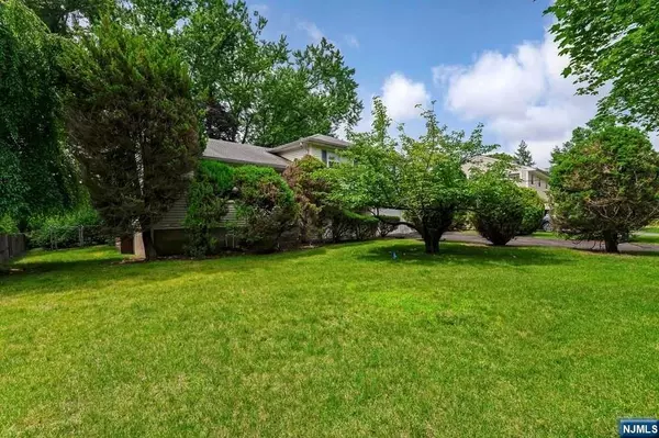 Glen Rock, NJ 07452,44 Leigh TER