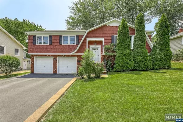 Waldwick, NJ 07463,90 Highwood AVE