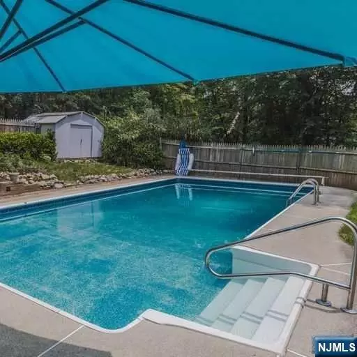 17 Whitman DR, Denville Township, NJ 07834